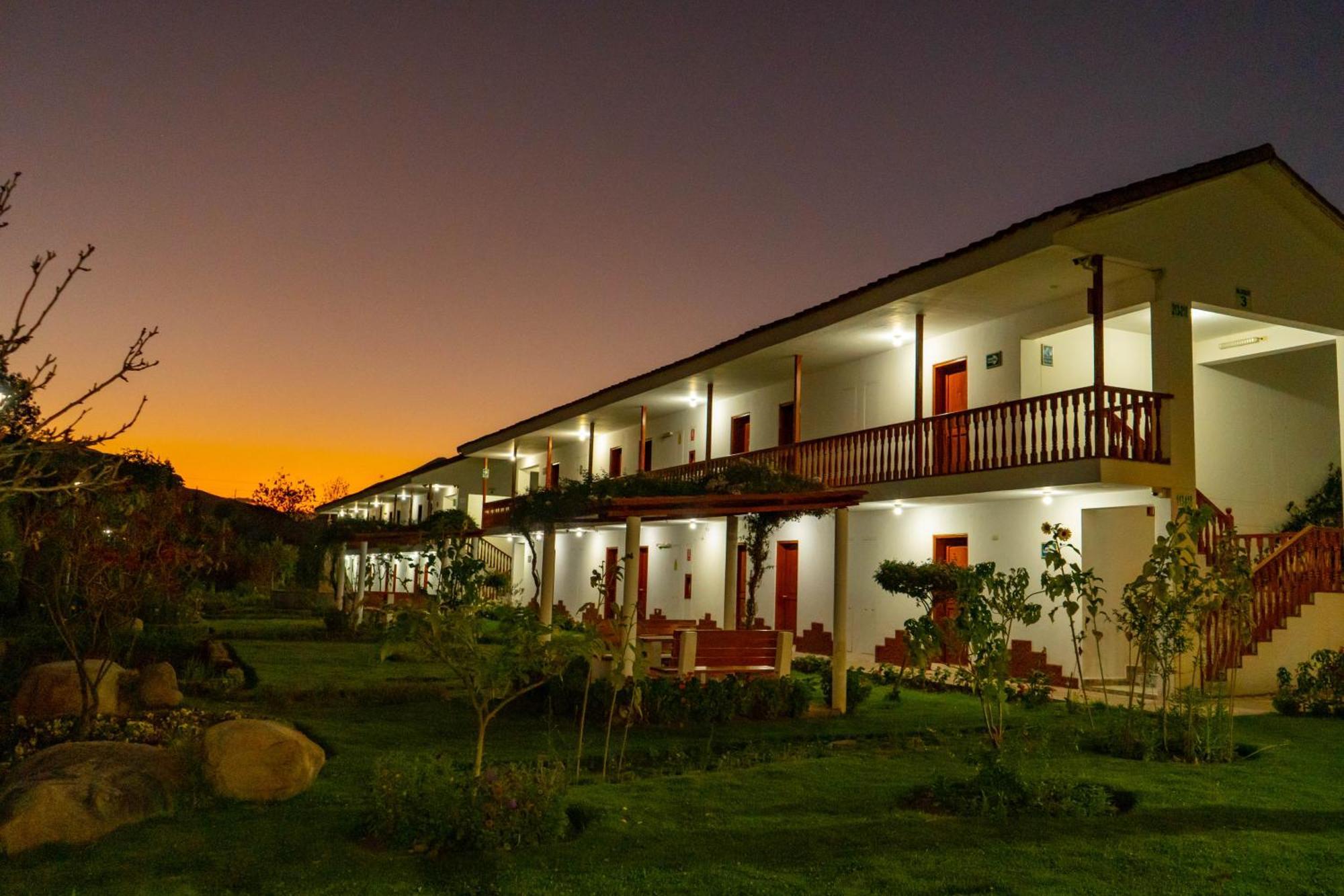 Hotel Agustos ウルバンバ エクステリア 写真